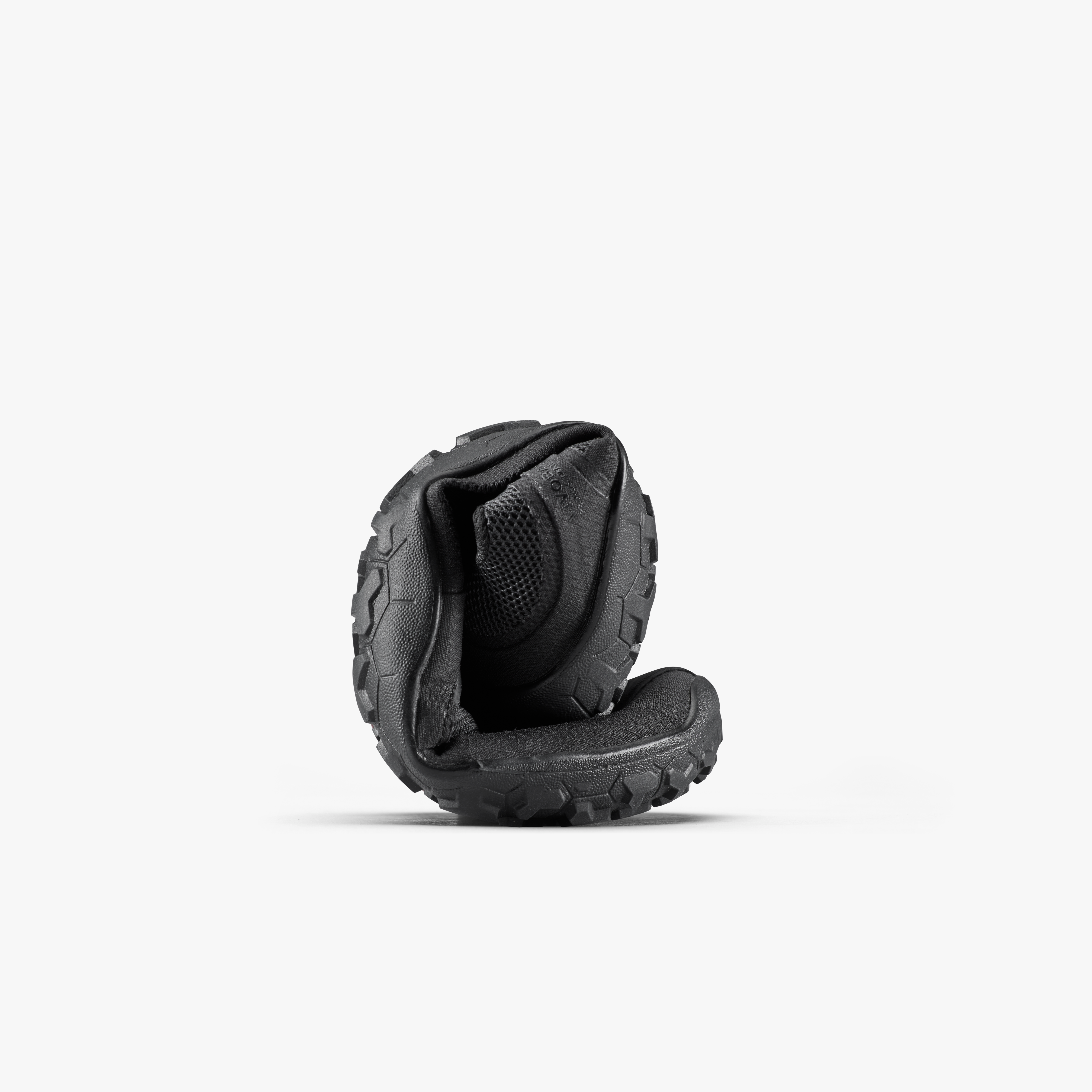Vivobarefoot Primus Trail FG 3.5 Womens Obsidian, bøjet for at vise fleksibilitet