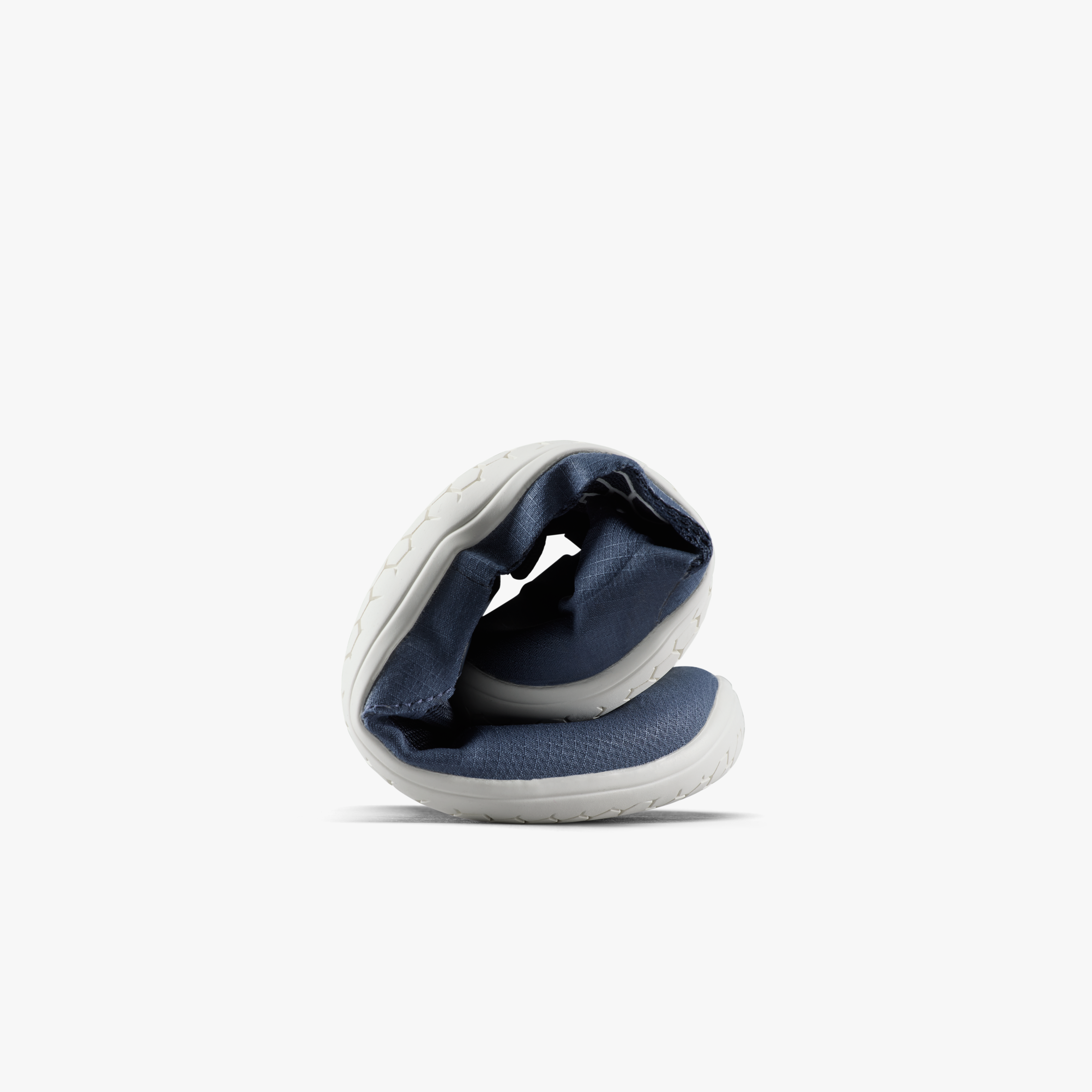 Vivobarefoot Primus Lite IV Womens Midnight, bøjet for at vise fleksibilitet