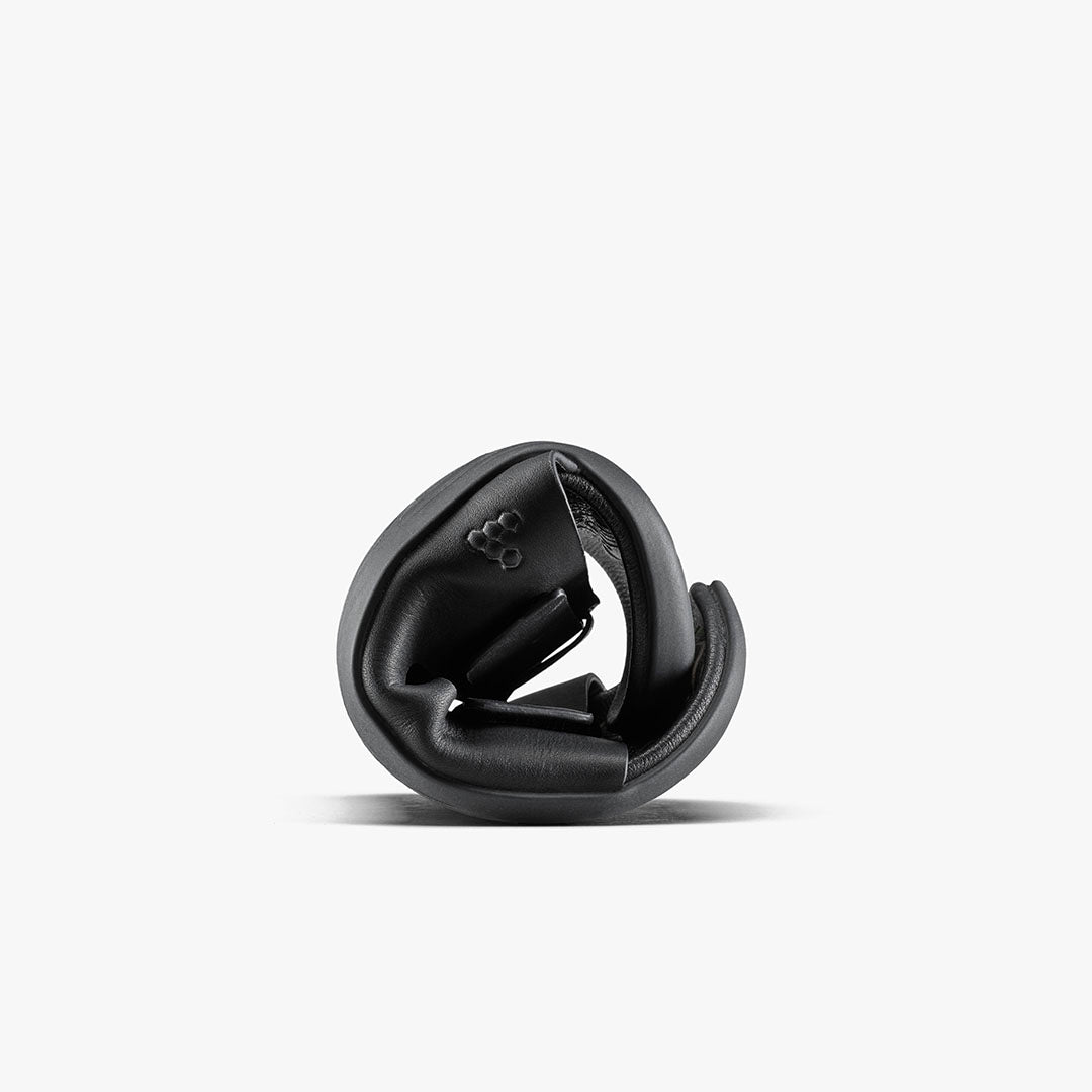 Vivobarefoot Sensus Yin Slide Mens barfodssandal til mænd i farven Obsidian, rullet sammen, fleksibilitet