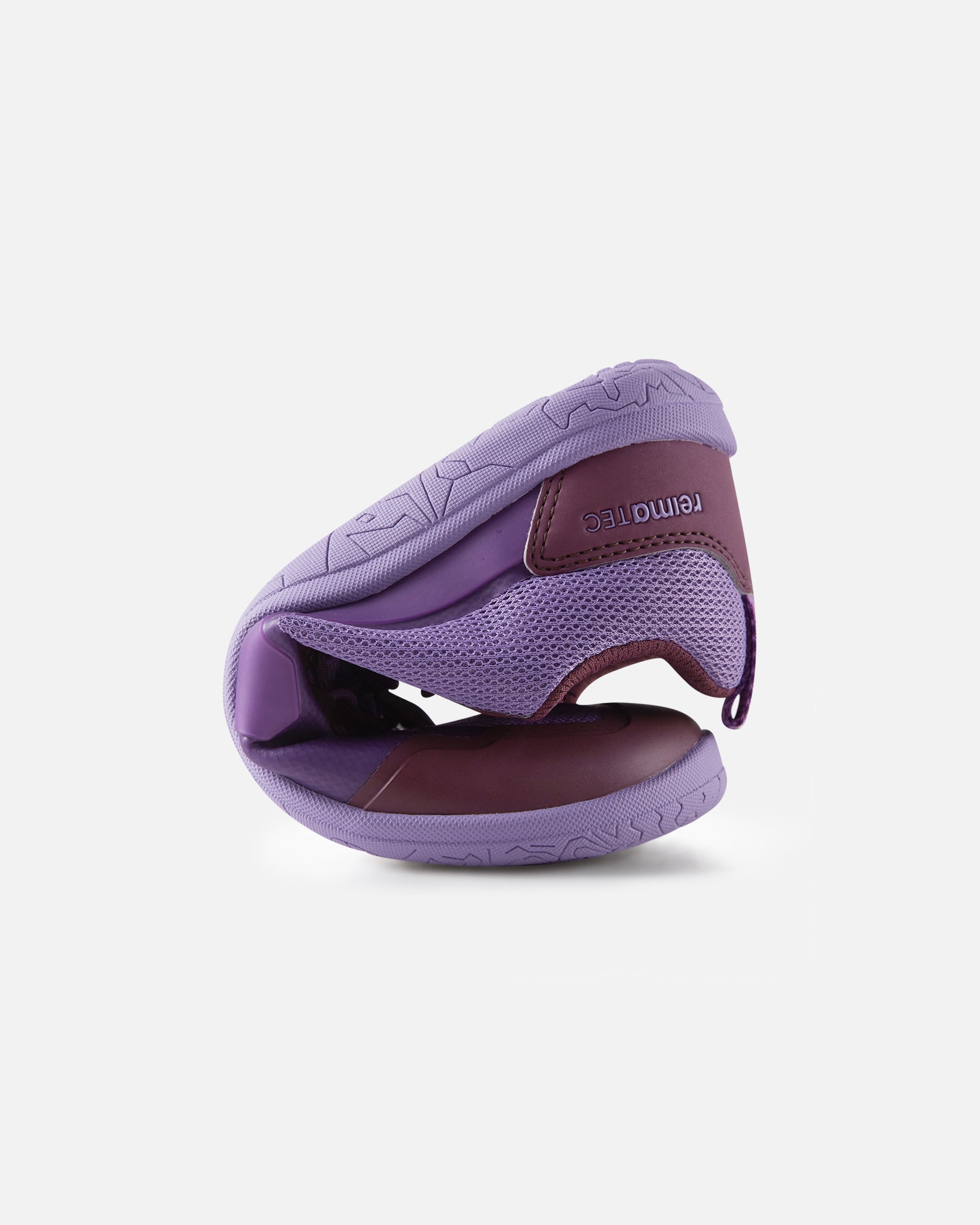 Reima Tallustelu barfodssko til børn i Misty Violet, skoen bøjet, så sålens fleksibilitet ses