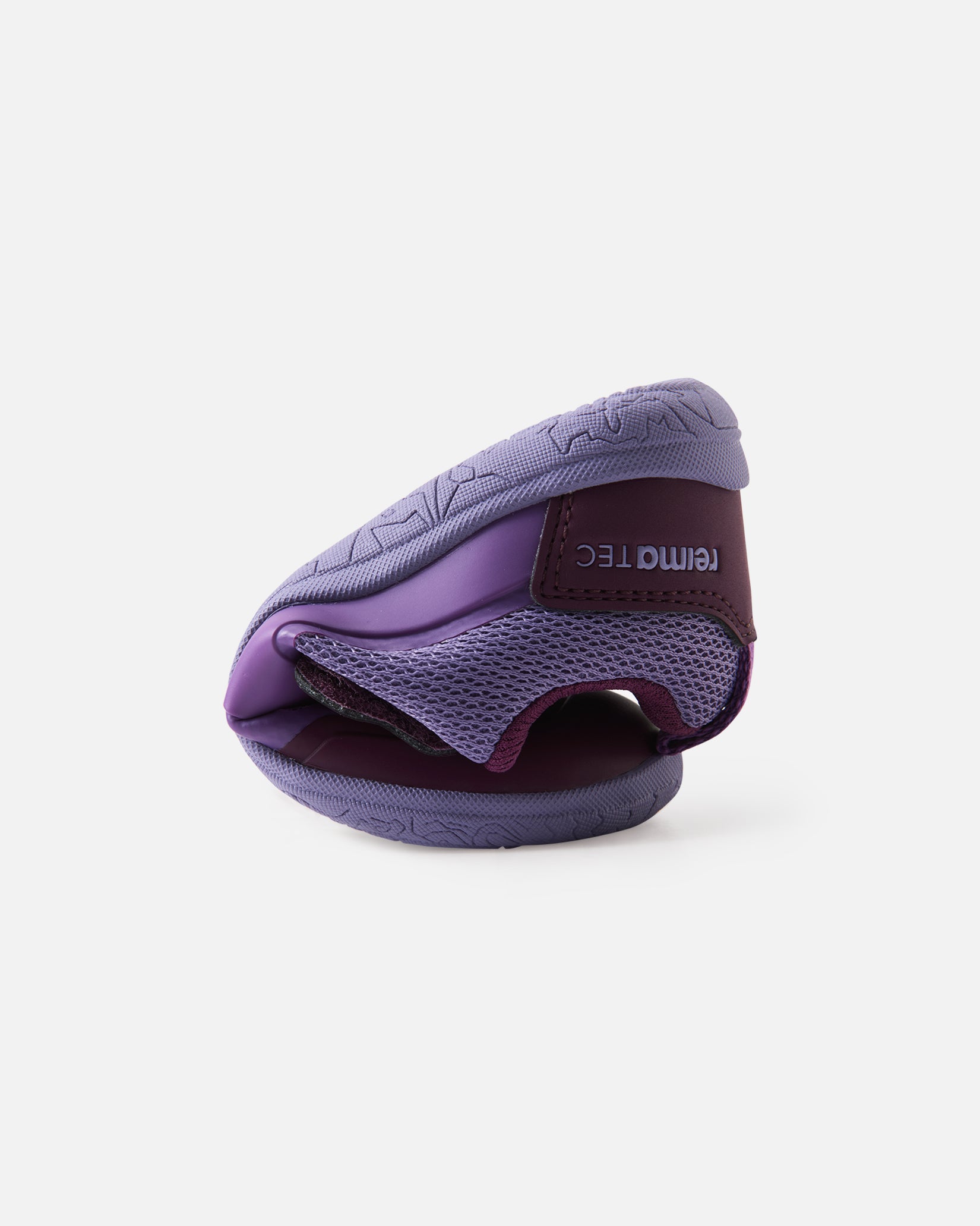 Reima Tepastelu barfodssko til børn i Misty Violet, skoen bøjet, så sålens fleksibilitet ses