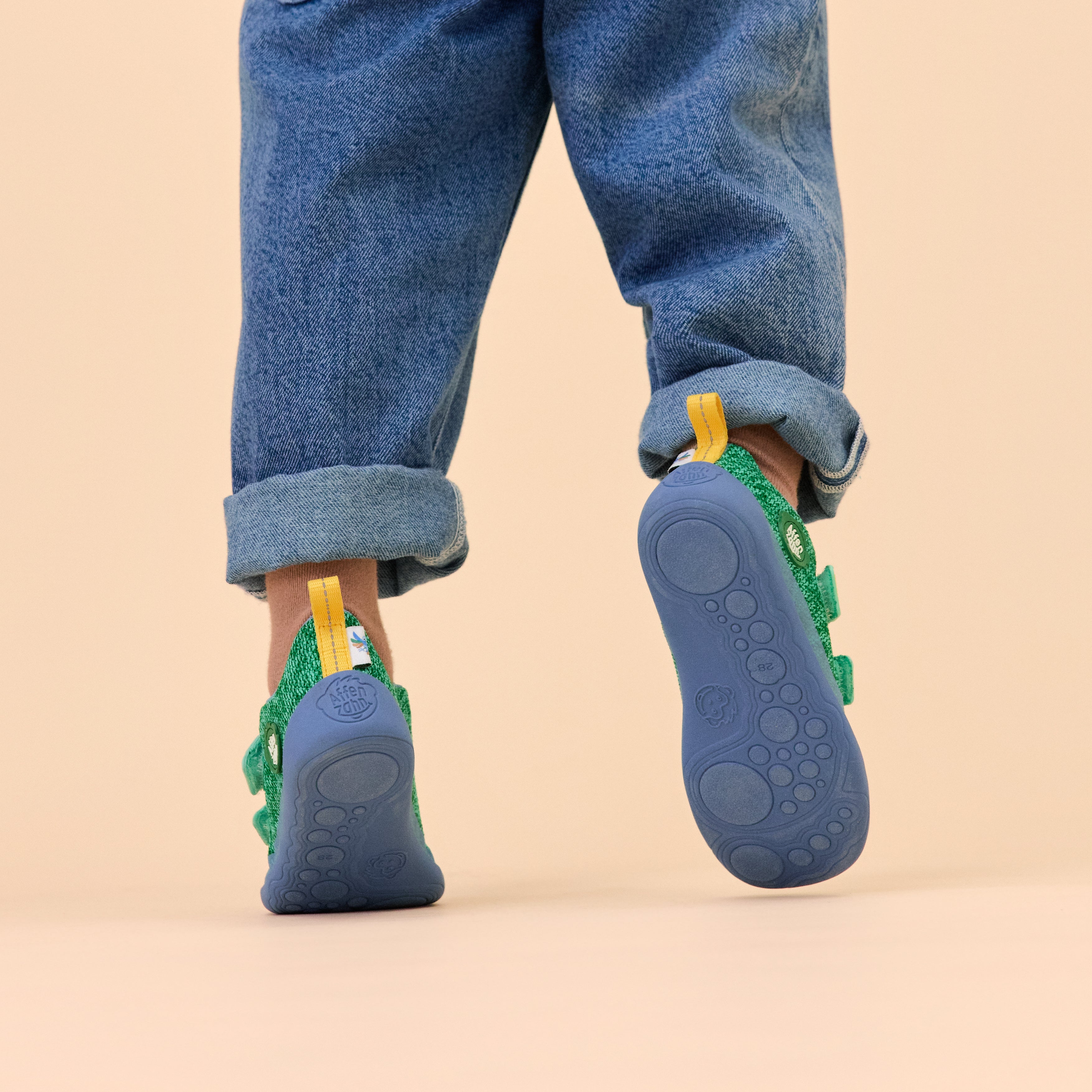 Affenzahn Sneaker Knit Happy barfodssko til børn i farven Bird of Paradise, livsstilsbillede