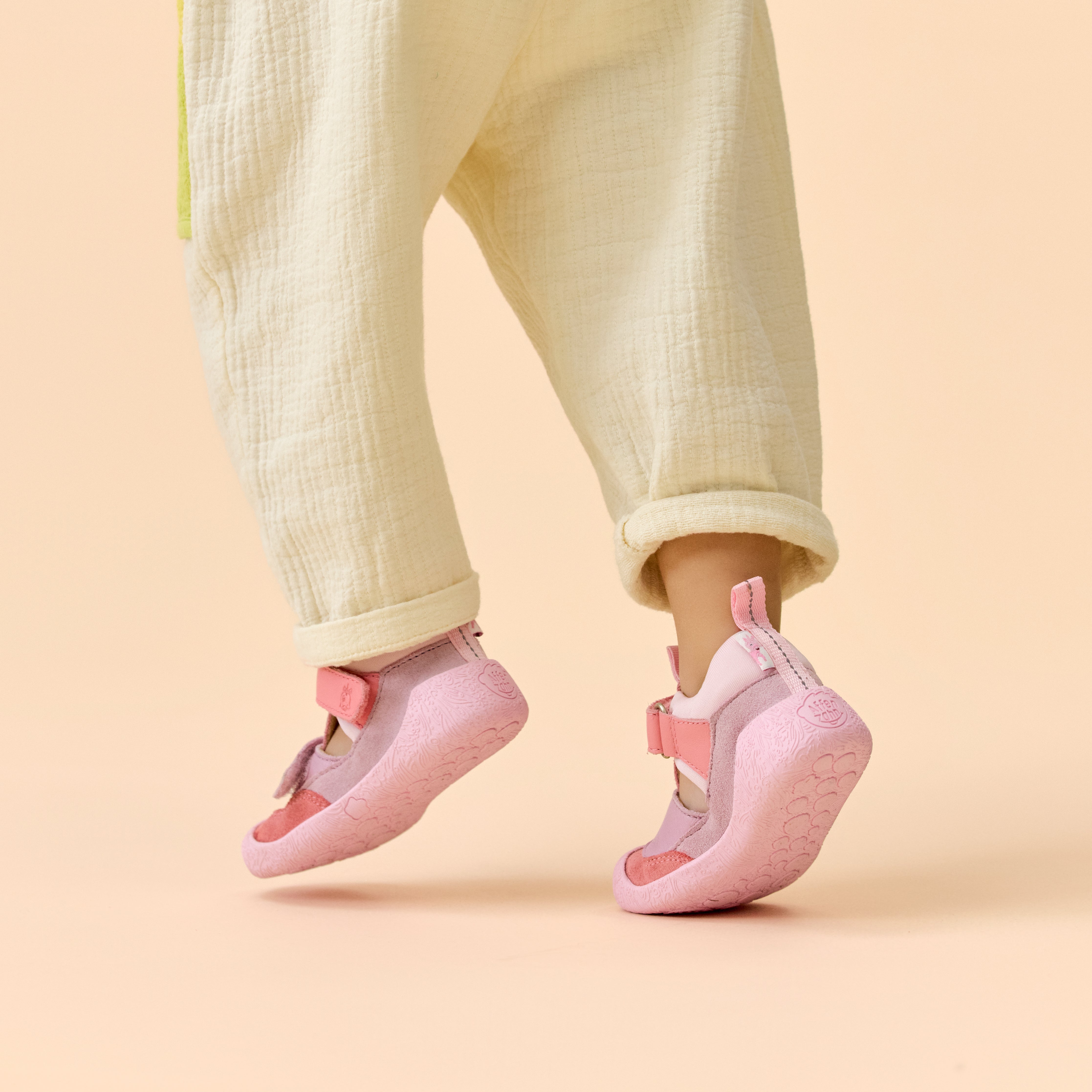 Affenzahn Prewalker Sandal Leather Freely barfodssko til børn i farven Unicorn, livsstilsbillede