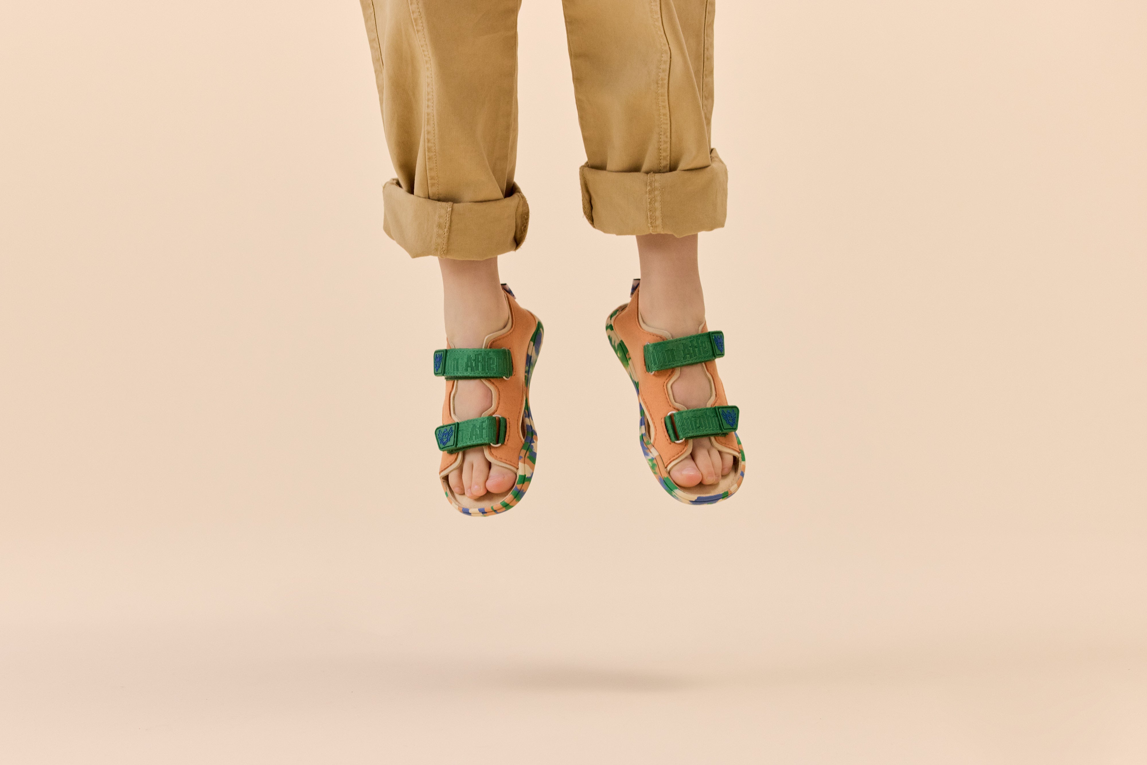 Affenzahn Sandal Vegan Airy barfodssko til børn i farven Bird of Paradise, livsstilsbillede