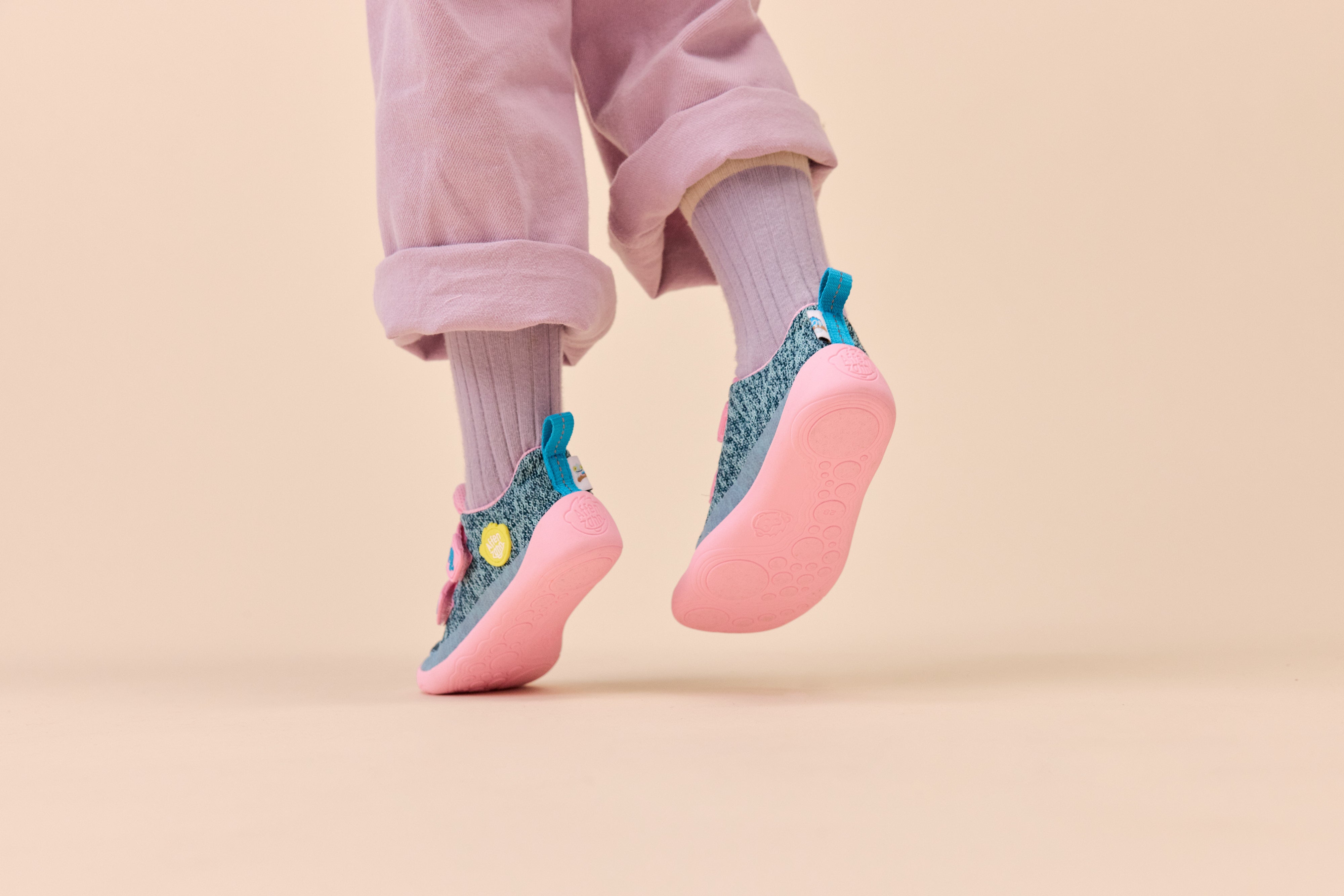 Affenzahn Sneaker Knit Happy barfodssko til børn i farven Chameleon, livsstilsbillede