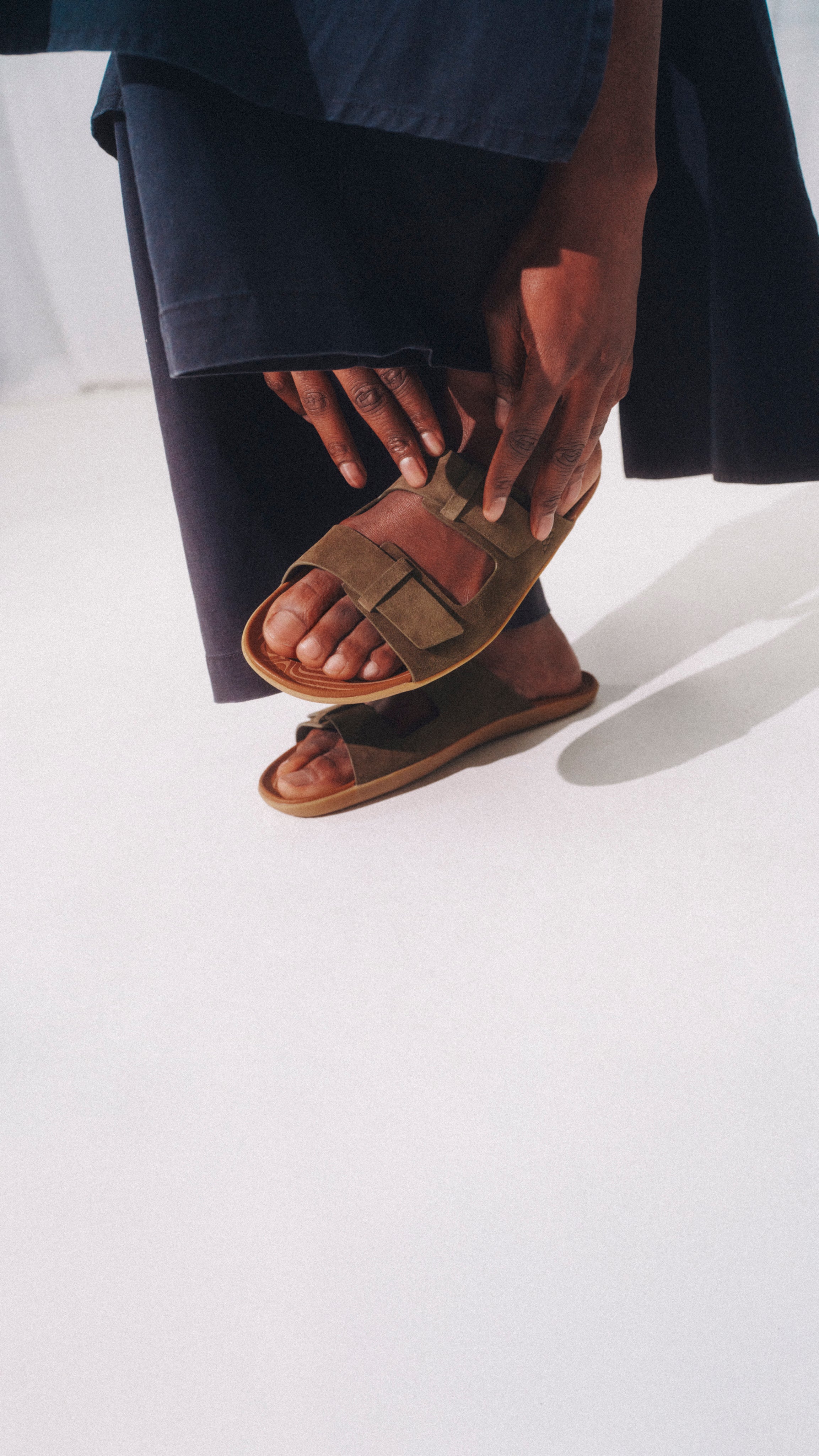 Vivobarefoot Sensus Yin Slide Mens i Obsidian – lookbook 3