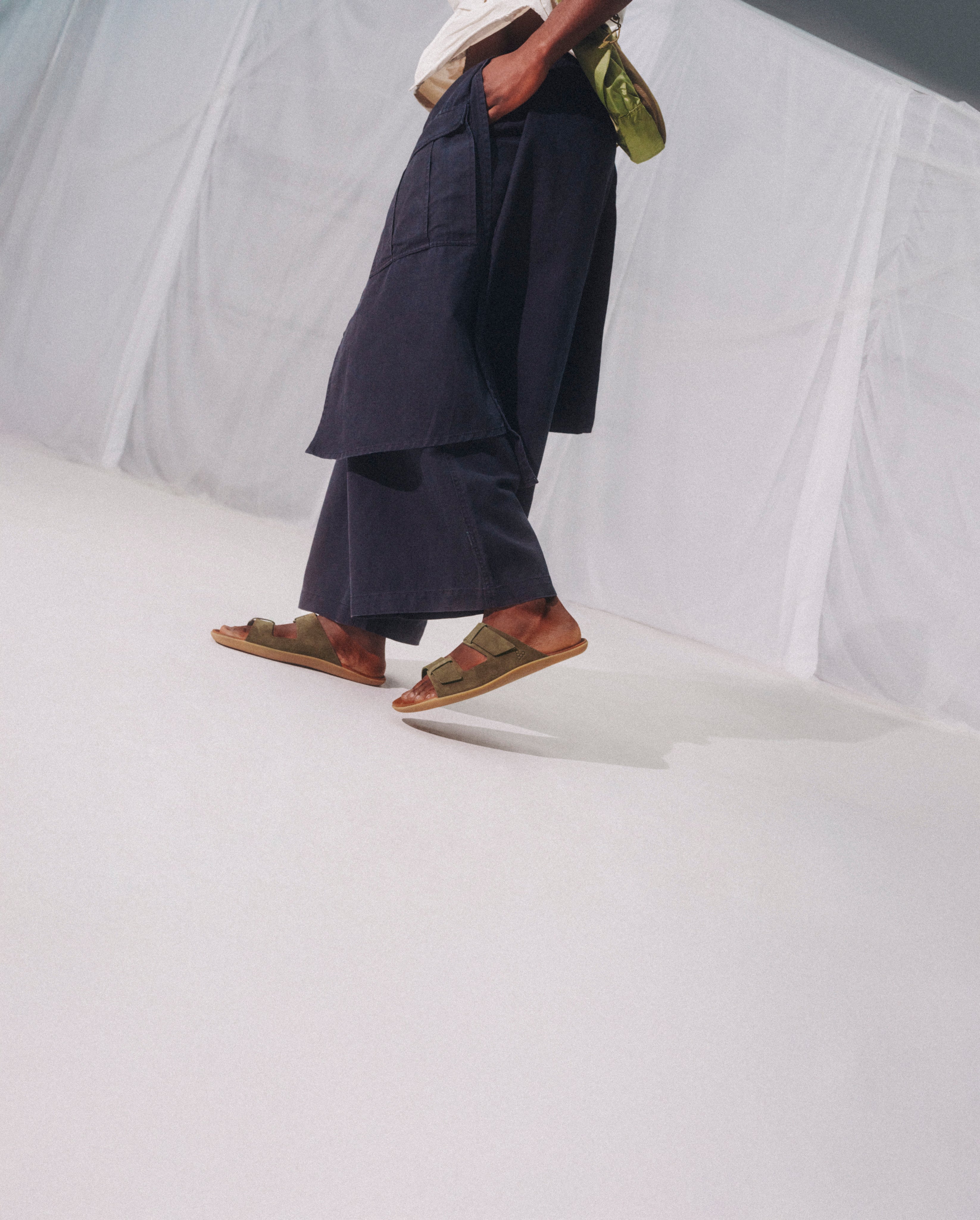 Vivobarefoot Sensus Yin Slide Mens i Obsidian – lookbook 5