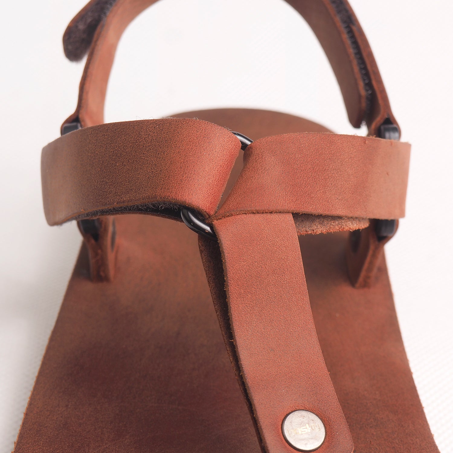 Bosky Rare Y sandal in Redwood, detail view