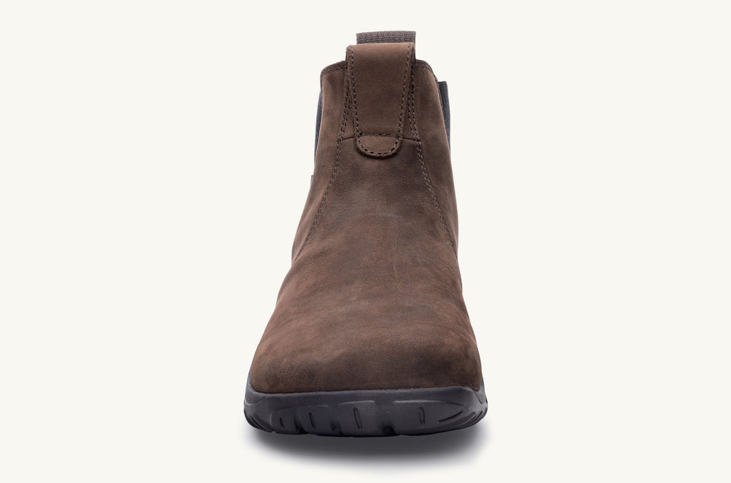 Lems Chelsea Boot Waterproof i Espresso variant, frontperspektiv. Unisex design med brun læder og sort elastisk sidepanel, afrundet tå og sort sål for godt greb.