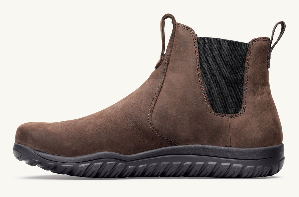 Lems Chelsea Boot Waterproof i Espresso, brun med elastiske paneler og robuste sorte såler for god trækkraft. Minimalistisk design med praktiske trækstropper.