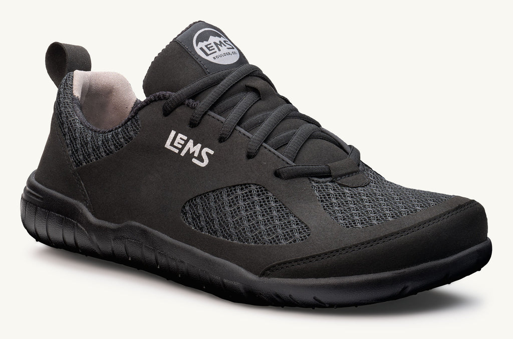 Lems Primal 3 sko i sort med minimalistisk design, sort mesh-stof og fleksibel sål. Unisex barefoot design med åndbart materiale og Lems logo synligt.