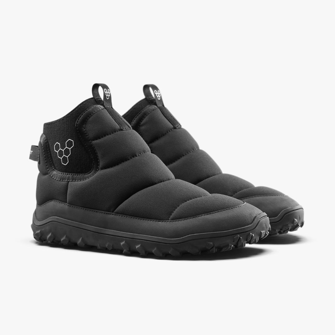 Vivobarefoot Explorer Mid Womens i varianten Obsidian, en minimalistisk barfodssko til kvinder med sort, polstret ydre og robust sål til udendørsbrug, set fra en vinkel som et par.