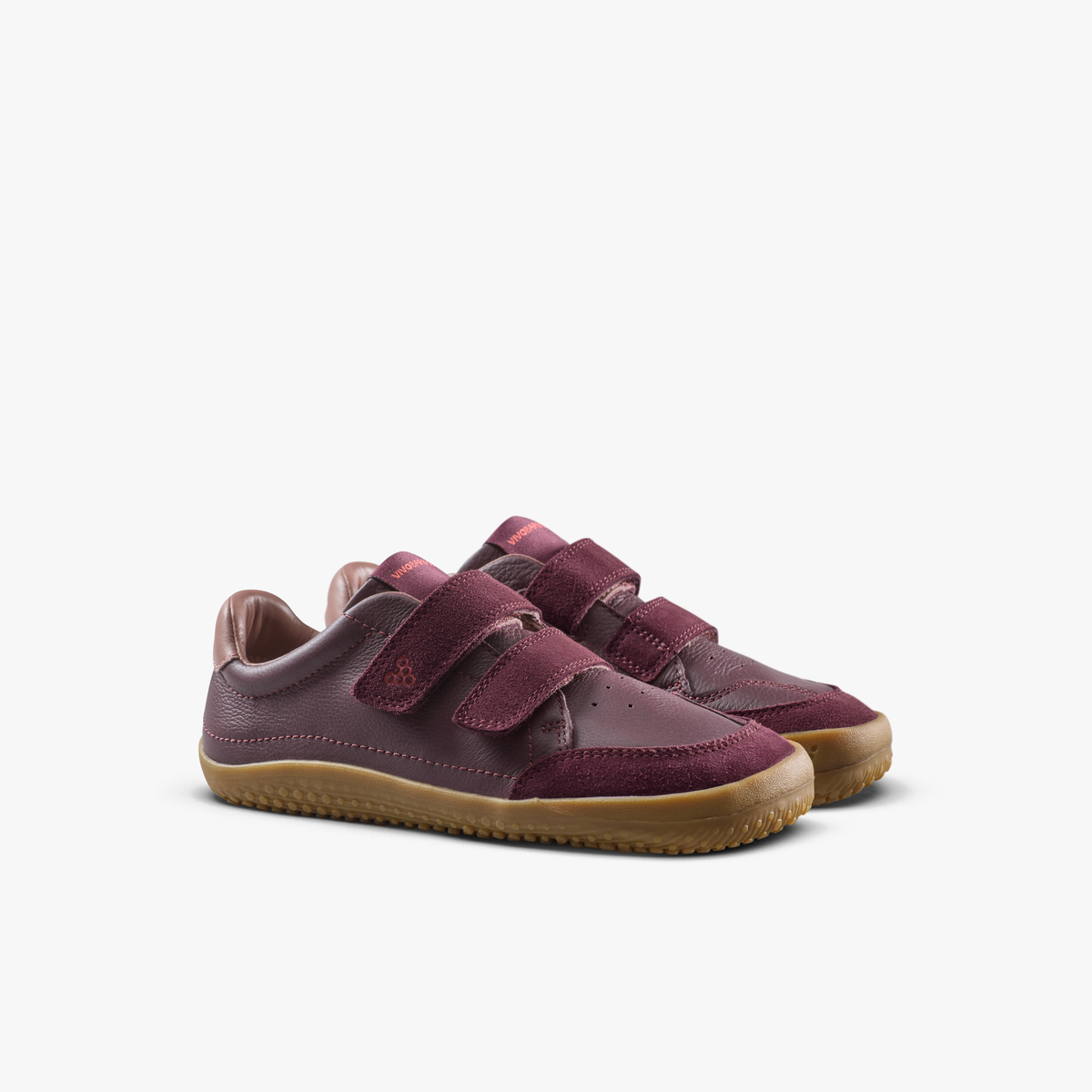 Par børnesneakers i bordeaux læder og ruskind med velcro set skråt forfra