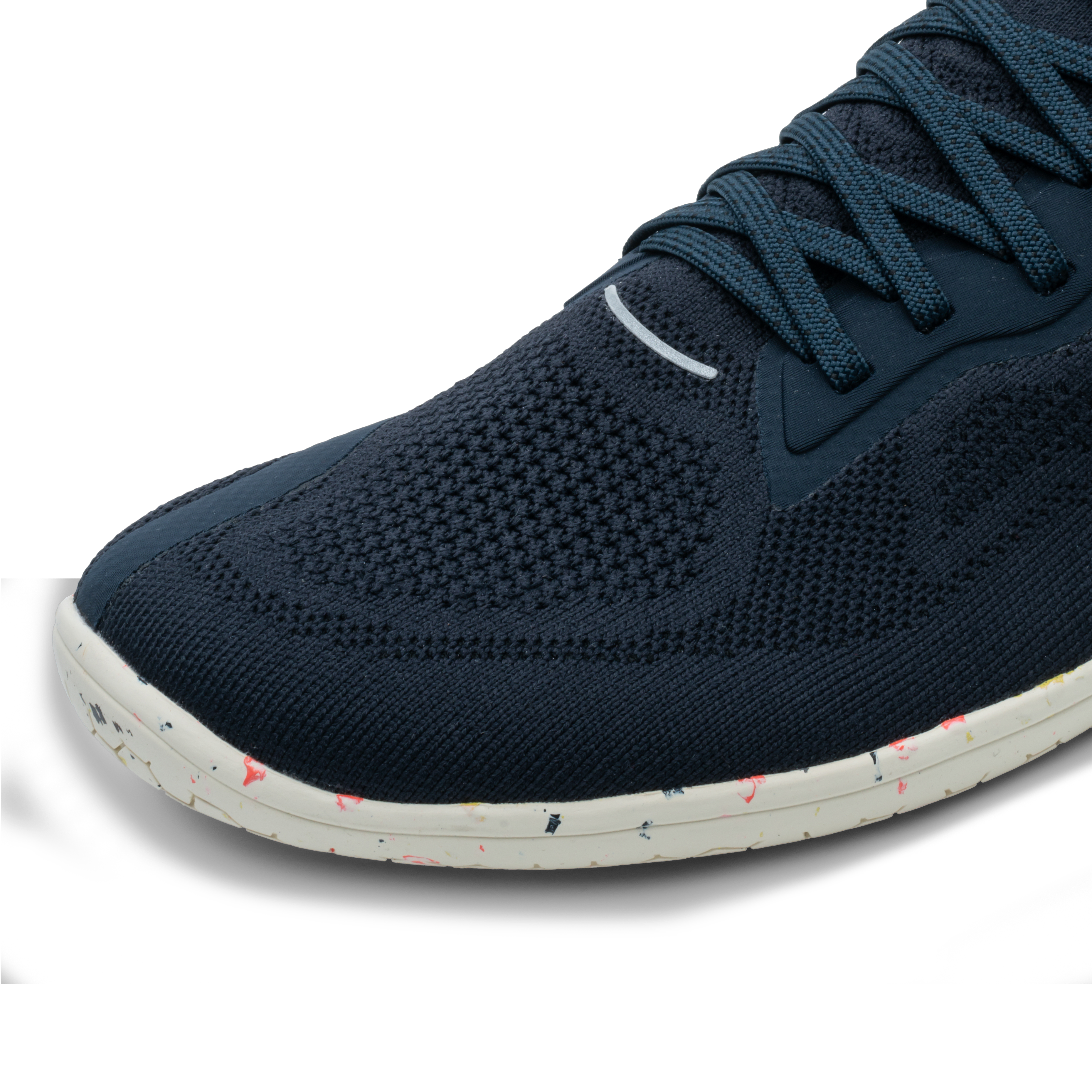 Nærbillede af Vivobarefoot Primus Lite Knit Mens i varianten Midnight, en barfodssneaker med mørkeblåt strikket overdel og tynd, meleret ydersål. Designet til økologisk forsvarlig, let løb.