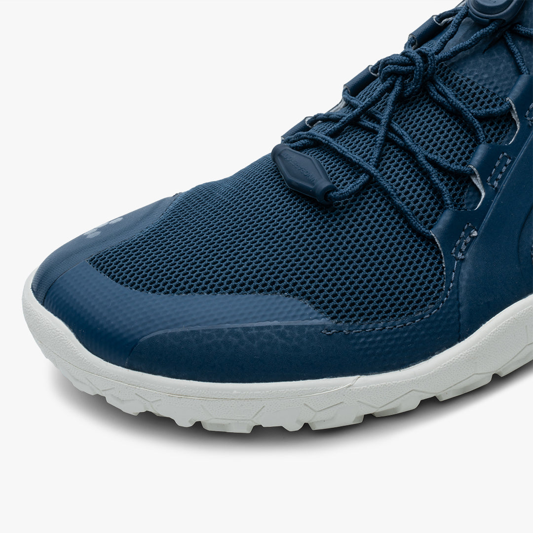 Navyblå Vivobarefoot Primus Trail II FG til kvinder, fremviser en åndbar mesh-overdel og en tynd, fleksibel sål for barfods-lignende oplevelse.