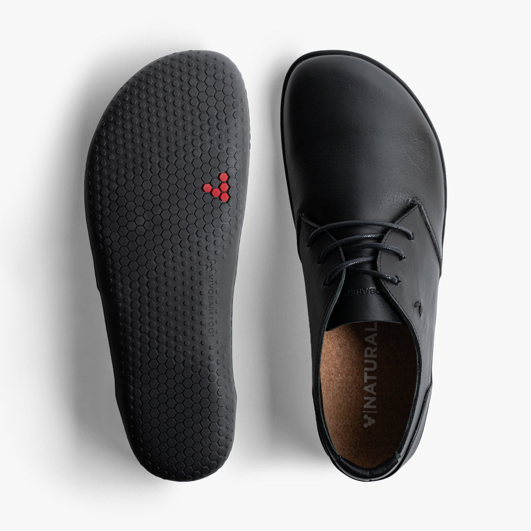 Vivobarefoot Ra III Lux herresko i Obsidian med en separat sål. Sort metal-frit ko-læder, klassisk Oxford-stil og korklignende indersål. Hexagon mønster for godt greb.