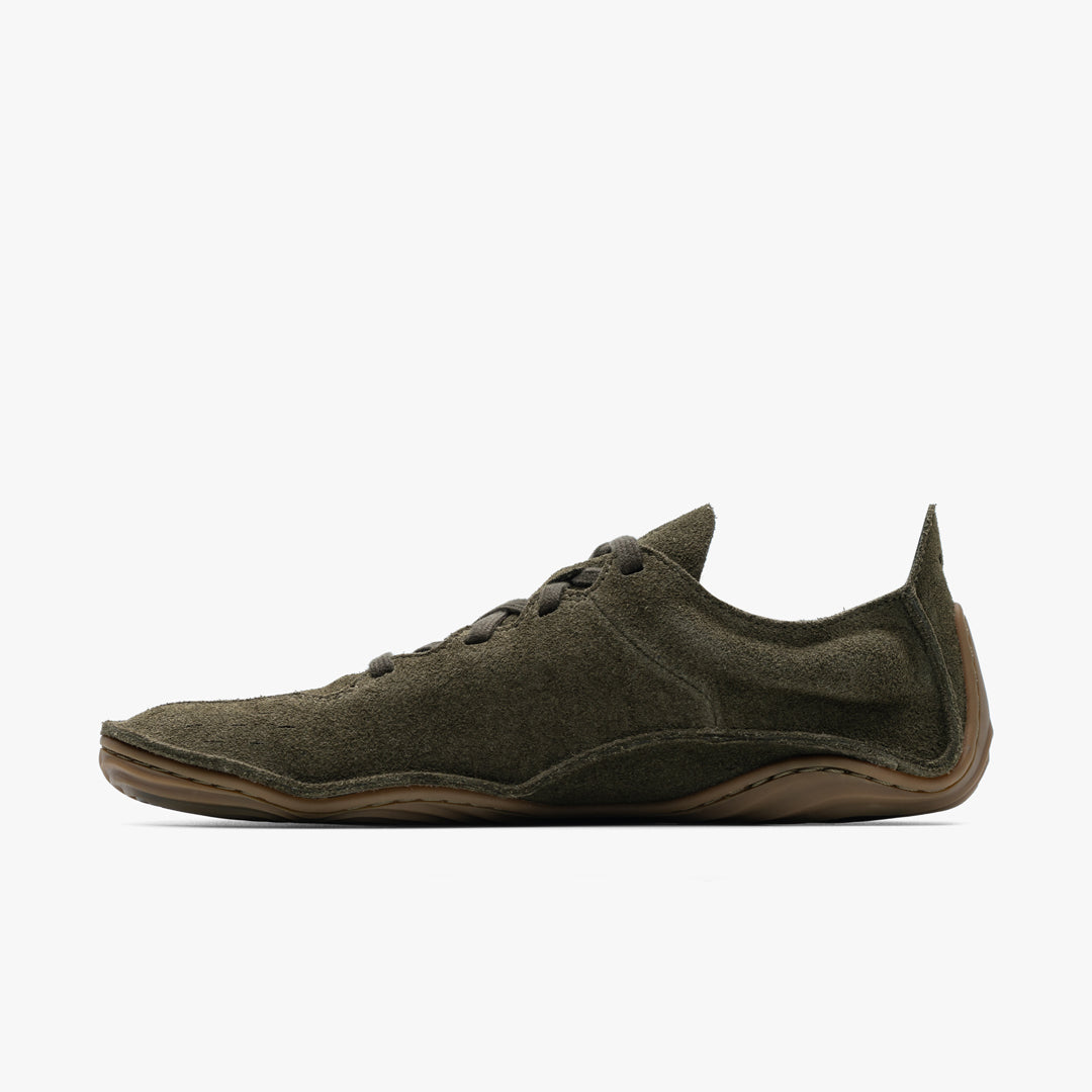 Vivobarefoot Sensus Mens i varianten Olive, fremstillet af olivegrønt vildthudslæder og med en tynd, ergonomisk sål for en ægte barfodsoplevelse.