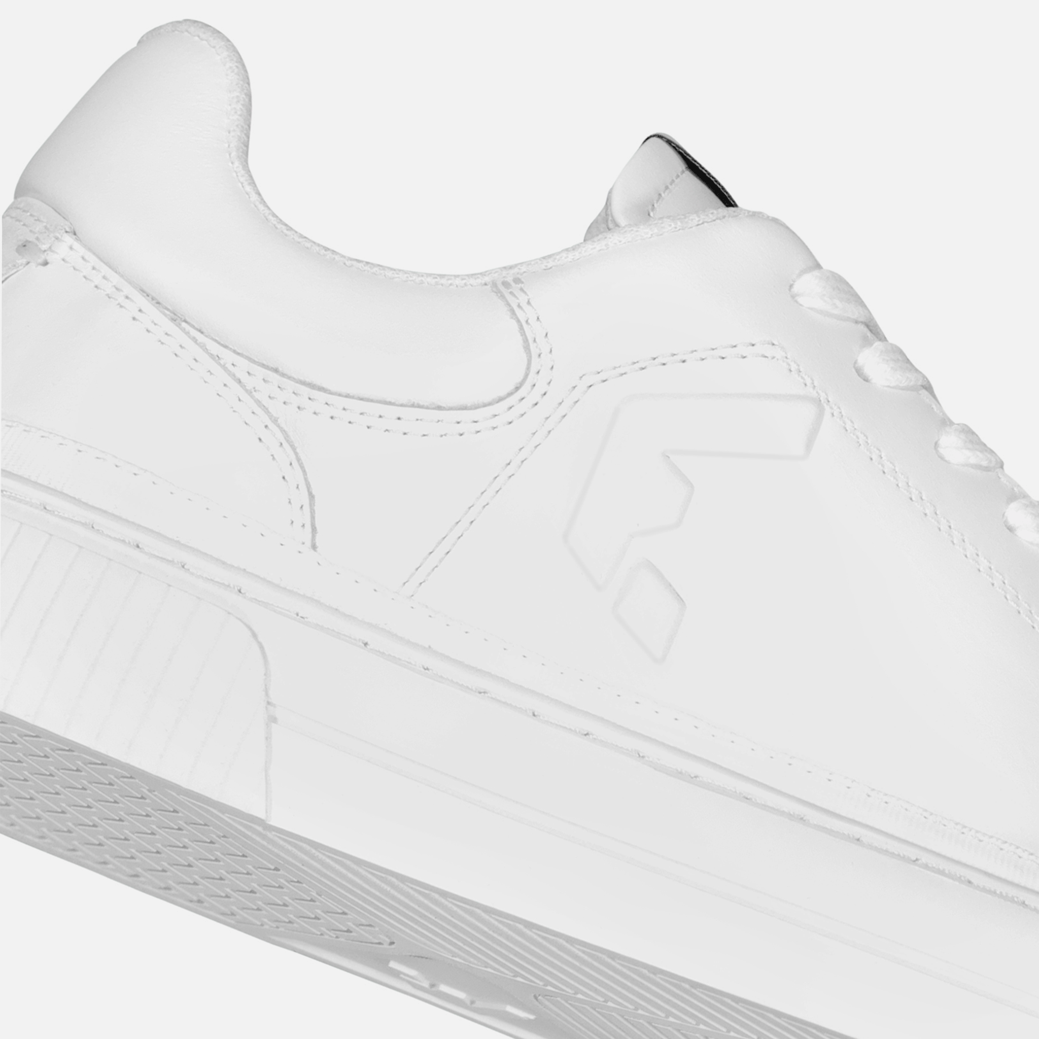 Wyde Arcus sneaker, All White variant, vises med glat hvidt læder og et præget logo på siden. Detaljeret syning og tekstureret sål sammen med lavt komfortdesign.