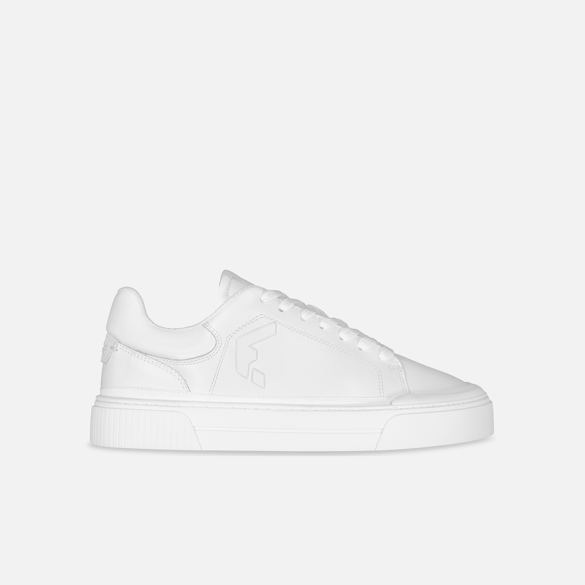 Wyde Arcus sneaker i All White, unisex voksen, set fra siden med hvidt læder og diskret brandlogo. Moderne design med tyk, struktureret sål.