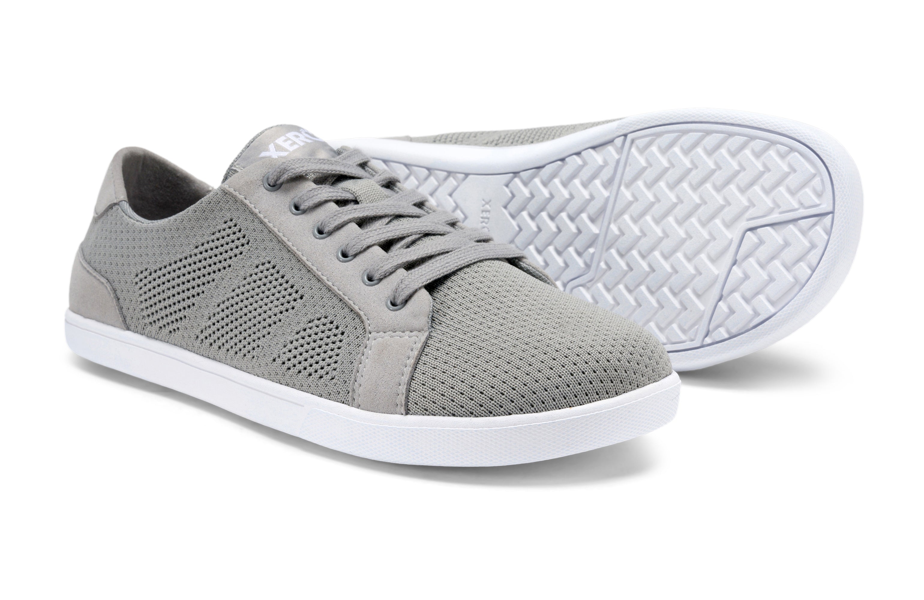 Xero Shoes Dillon Mens sneaker i Alloy med åndbart gråt mesh og hvid, fleksibel FeelTrue® sål. Elegant design med snørebånd og bred tåboks for barfodskomfort.