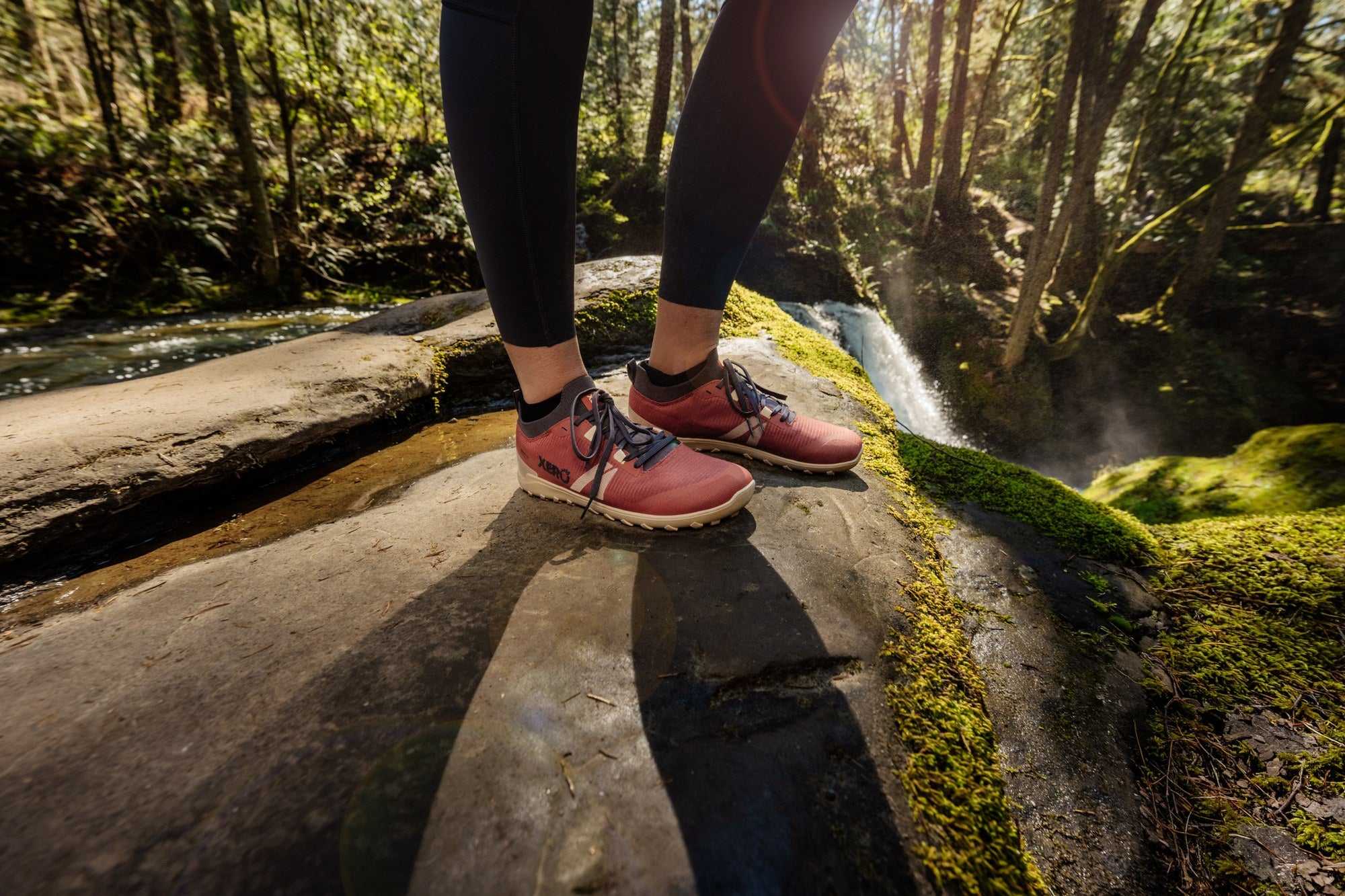 Xero Shoes Mesa Summit WP barfodssko til dame i farven Burnt Brick, livsstilsbillede