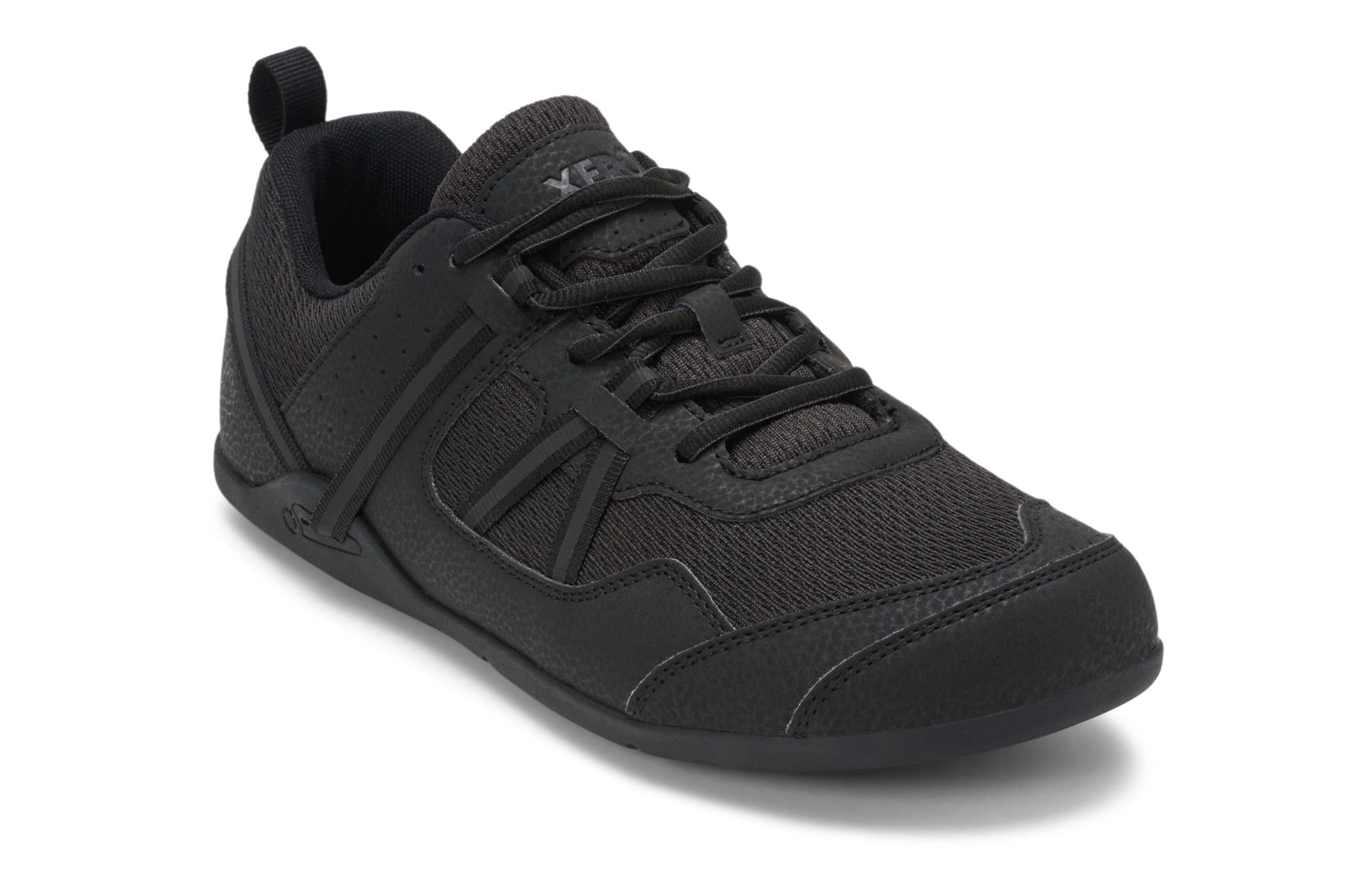 Prio Men barefoot sko fra Xero Shoes i variant Black. Lavet af mesh og syntetisk materiale med reflekterende stropper og tynd FeelTrue gummisål for naturlig fodbevægelse.